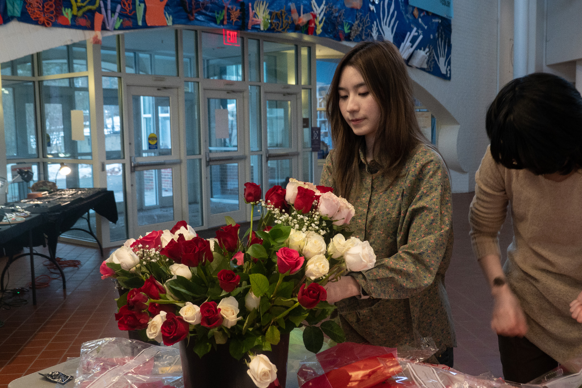 Roses, ready to give — Setup at Pulver — flowers waiting for the trade